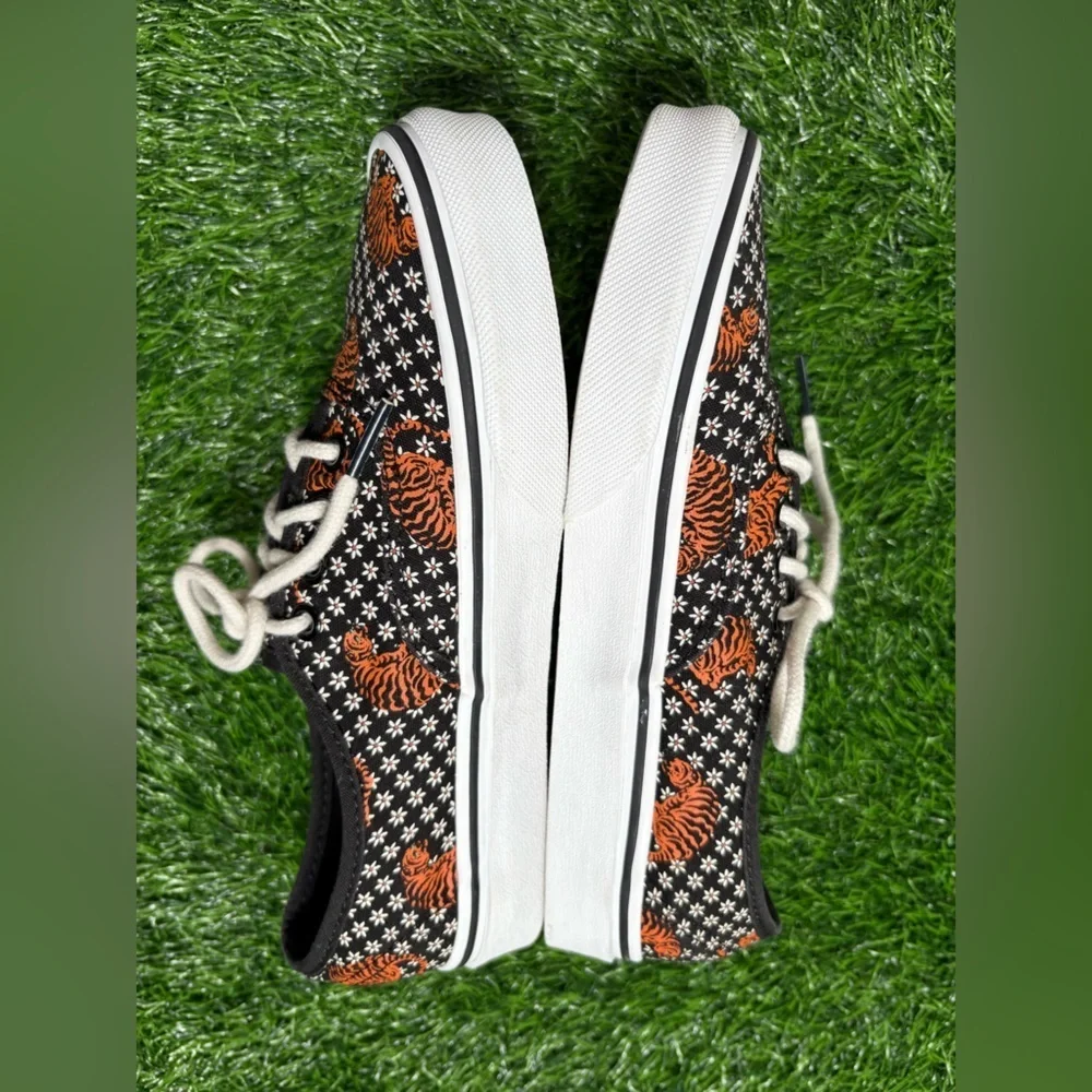 VANS Unisex Bengal Tiger Floral Black/Orange/White Low-Top Sneaker- M4.5, W6.0